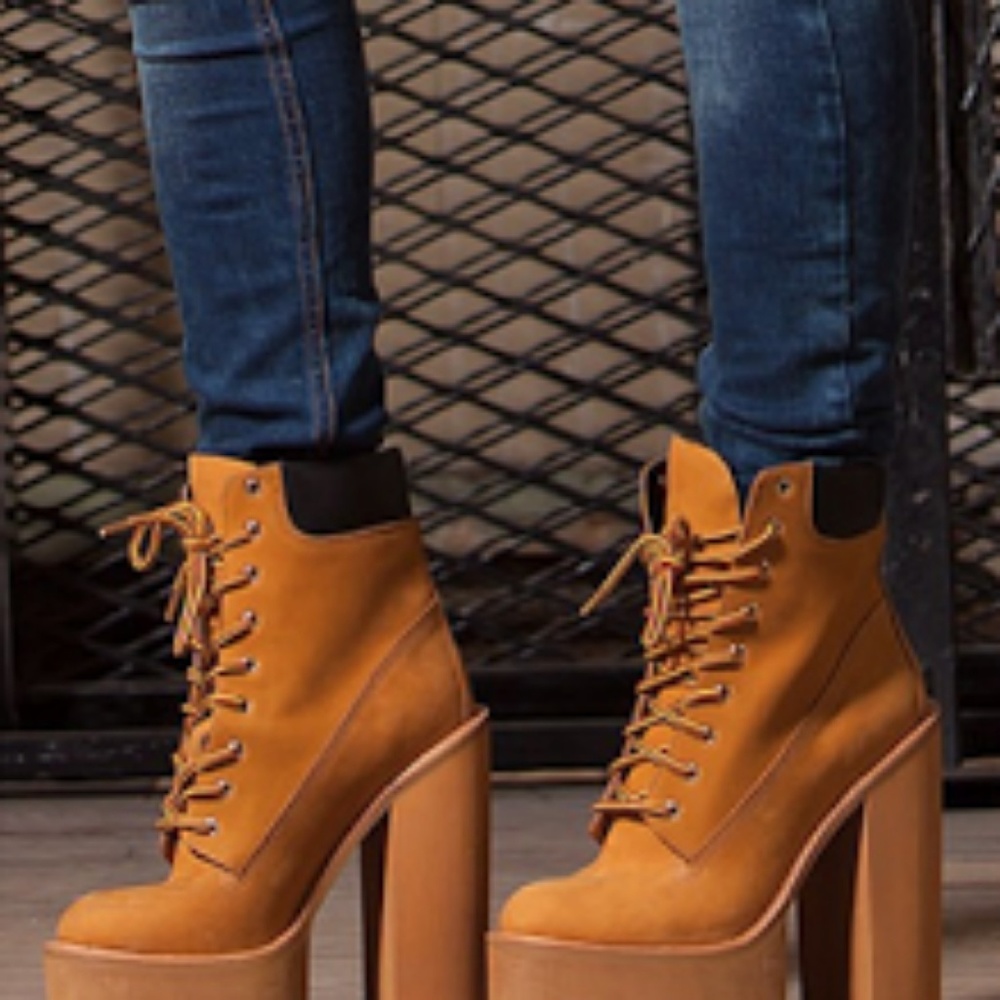 Platform chunky heel. Mock Timberlands
